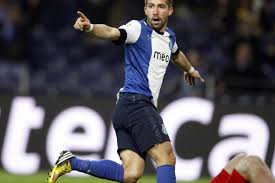Wolves star joao moutinho wants to leave the premier league and is even willing to take a pay cut in order to seal his return to portuguese giants fc porto, as reported by a bola. Video Porto 1 0 Malaga Highlights Controversial Moutinho Goal Gives Porto Edge In Champions League Last 16 Tie