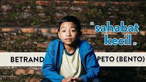 Terdapat juga sebahagian bait lirik lagu ini diambil dari. Lirik Lagu Sahabat Kecil Betrand Peto Tabloidbintang Com