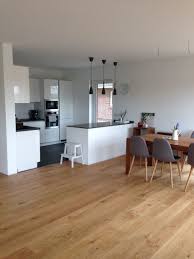 Offene Kuche Mit Insel Weiss Grau In Kombi Mit Eichenboden Und Etwas Scandi Deko Ein Wahr Gewordener Traum Eichenboden Kuchen Design Offene Kuche Wohnzimmer