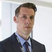 The series follows ds steve arnott (martin compston) and dc kate fleming (vicky mcclure) as they lead an investigation into the corrupt actions of dci tony gates (lennie james). Line Of Duty Cast Crew Fernsehserien De