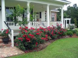 Farmhouse Landscaping Front Yard 99 Gorgeous Photos 40 99architecture Front Yard Landscaping Design Porch Landscaping Farmhouse Landscaping