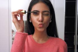 Und man sollte nicht über die augen reiben, da die wimperntusche leicht verschmiert. Mascara Hacks Diese Vier Tricks Schutzen Dich Vor Mascara Fails Styleranking