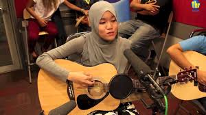 Setakat ini, lagu nyanyian pengasas d'herbs itu sudah meraih sebanyak 1 juta tontotan. Akustik Raya Gegar Suasana Hari Raya Ainan Tasneem Youtube