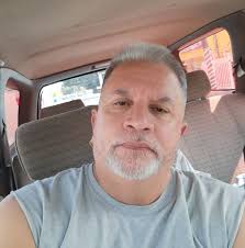 Muchos han fallecido, y aquellos que aún estamos aquí somos llamados "los  ancianos." Nacimos en los 40-50-60. Crecimos en los 50-60-70. Estudiamos en  los 60-70-80. Estuvimos juntos en los 70-80-90. Nos casamos