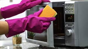 Se non pulite il forno da un po' sarà ricoperto da una patina nera e marrone e probabilmente il vetro sarà sporchissimo. Come Pulire Il Microonde Sporco Ingiallito E Bruciato Trucchi Rapidi E Veloci