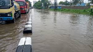 Banjir akibat dari intensitas hujan yang tinggi hampir merata di wilayah kabupaten bandung, kata budi, jumat (24/1). Diguyur Hujan Deras Bandung Dikepung Banjir Okezone News