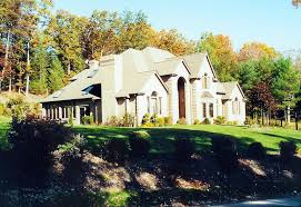 Das haus liegt in einer breiten und grünen straße. Mcmansion Definition Und Synonyme Von Mcmansion Im Worterbuch Englisch