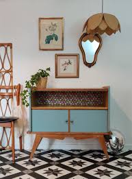 Découvrez notre vitrine de rangement vintage industrielle 1 porte et 1 tiroir en bois massif d'hévéa & fer de la collection saxon. Petits Meubles Vintages