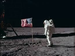 Neil armstrong war ein amerikanischer held wider willen, der immer meinte, nur seinen job zu nach der erfolgreichen rückkehr vom mond machte armstrong bis 1971 noch kurz karriere bei der. Mondlandung Vor 50 Jahren Was Passierte Mit Den Us Flaggen Auf Dem Mond Wissen