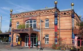 It is about 1.5 km (0.93 mi) southeast of the city centre and was opened on 1 october 1960, replacing the old passenger station on the southern edge of the old town. Hansestadt Uelzen Hundertwasser Bahnhof Uelzen Hansestadt Setzt Arbeitsgruppe Ein