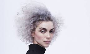 St. Vincent foi impedida de deixar o Chile após destruir quadros no camarim  do Lollapalooza