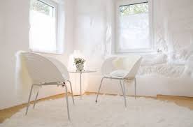 In Den Weissen Praxisraumen Hat Man Den Raum Fur Die Eigenen Inneren Farben Und Farbungen Raum Farben Fur Wande Weisse Mobel