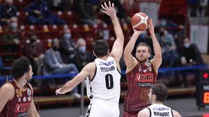 Her biri bir basketbol sahasından daha fazlasıydı, daha çok black v'in gerçek bir evi idi ve kullanıldıkları dönemde. Bramos And Tonut Show Venice Bends Virtus Bologna Ruetir