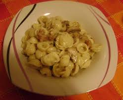 La ricetta di oggi è di un primo piatto tipicamente autunnale. Orecchiette Funghi Salsiccia E Gorgonzola Di Cuor Di Cucina