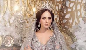 Seorang guru itu adalah orang yang menginspirasi bahwa selalu ada bebatuan di jalan yang menghadang dan bagaimana memanfaatkan batu tersebut. Unggah Kata Kata Bijak Melly Goeslaw Mulan Merasa Terzalimi