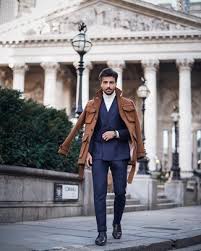 Dunkelblauer anzug modernes outfit für businessmen idee rote krawatte sonnenbrille ray ban model. Egarwcd8snoitm