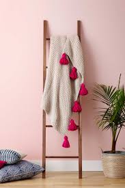 Have you been wishing for a new blanket to have when you curl up with a good book or on the sofa while watching tv? How To Make A Diy Tassel Throw Blanket