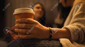 クローズビュー：カフェでガールフレンドとチャットしているレズビアンの女性の手にコーヒーのカップの写真素材・画像素材 Image 159309365