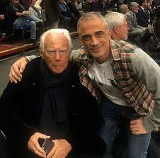 Ο σταύρος δογιάκης μαζί με τον αδελφό του, ήταν ιδιοκτήτης της ταβέρνας «κρητικός» στην κάντζα και λόγω του επικοινωνιακού ταμπεραμέντου του είχε καταφέρει να κάνει γνωστές τις γαστρονομικές απολαύσεις τους στη. I1zuwgv2eyv Cm