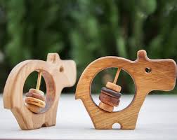 Houten Rammelaar Speelgoed Baby Speelgoed Houten Rattle Etsy Wooden Baby Toys Wooden Toys Trendy Baby Toys