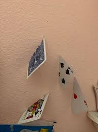 Ohne sorgfältige ausgewogenheit können diese räume leicht in eklektisches terr… Hisoka Card Wall Otaku Room Anime Decor Indie Room Decor