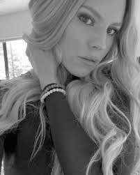 Tara Korn's Instagram, Twitter & Facebook