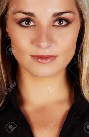 Dieses tutorial ist perfekt für augen, die in ecken gefallen sind oder einfach nur müde aussehen. Portrat Einer Schonen Und Sexy Jungen Erwachsenen Kaukasischen Geschaftsfrau Mit Honig Blonde Haare Und Braune Augen Mit Naturlichen Make Up Lizenzfreie Fotos Bilder Und Stock Fotografie Image 18659640