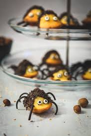 Madeleines En Forme D Araignees Recette Halloween Recette Nourriture Halloween Recettes Halloween Cuisine Halloween
