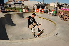 Skatepark ve valašském meziříčí se nachází v těsném sousedství na trase cyklostezky bečva naproti tenisovým kurtům. Skatepark Valasske Mezirici Valasske Mezirici Vychodni Morava