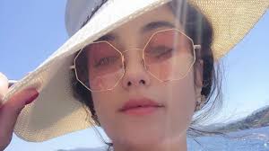 20 nisan 1976 doğum yeri: Hazal Kaya Pictured Leaving Hospital After Giving Birth Husband Ali Atay Surprises Her With A Lavish Gift Al Bawaba