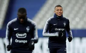 Un mois après avoir raté le coche face à la turquie, la france compte bien profiter de la visite de la moldavie, 175e nation au classement fifa, ce jeudi soir au stade de france la france évoluant à domicile, le match sera diffusé sur m6 et le coup d'envoi de la rencontre sera donné à 21 heures. France Moldavie L Euro Attend Les Bleus Le Parisien