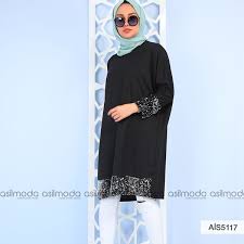 Kol Ve Etek Ucu Payet Detayli Olan Siyah Renkli Tunik Bisiklet Yakadir Tunik Yarasa Kol Stile Sahip Olmakla Birlikte Cepsiz Ve Dugme Moda Stilleri Triko Tunik