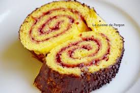 Biscuit Roule D Alain Ducasse Garni De Confiture De Framboise Et Recouvert De Ganache Au Chocolat Et Ses Perles La Cuisine De Ponpon Rapide Et Facile Gateau Roule Recette Biscuit Roule