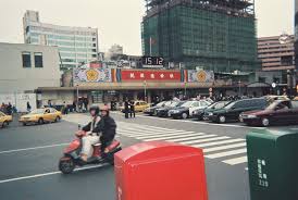 站顯示屏 • 滅火筒 • 太平門 • 緊急死火掣 • 可供敲碎玻璃手錘 • 車身廣告 • 城市脈搏 • 生肖巴士 • 綠悠悠巴士 • 藝術巴士 • 免費無線上網服務（kmb free wifi • wifibus • webus） • 智能手機應用. æ¿æ©‹ç«è»Šç«™ Ban Ciao Ban Qiao Ban Chiau Train Station Yuan Ming Says