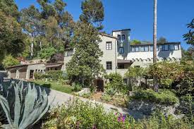 Sheryl Crow Singer Sheryl Crow S Private Compound Sits On More Than 10 Acres Of Land Perched A Celebrity Houses Celebrity Homes For Sale Hollywood Hills Homes
