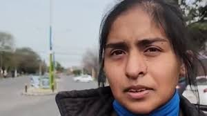 En la misma esquina, todos los días": quién es la mamá tucumana cuya  historia divide al país