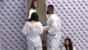Participantes encontram fezes nas paredes do banheiro do Quarto Branco; VÍDEO