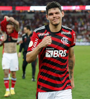 Ayrton Lucas completa seis meses de Flamengo e ostenta melhor temporada na carreira em n&uacute;meros | Coluna do Ven&ecirc; | O Dia