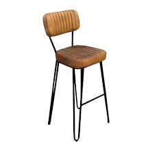 Lot de 2 chaises en simili cuir marron vieilli de type rétro année 70, assise et dossier capitonnés revêtus de cuir synthétique soyeux marron de qualité, chaise équipée d'une poignée au dos et de 4. Chaise De Bar Vintage En Cuir De Buffle Marron Retro 8057