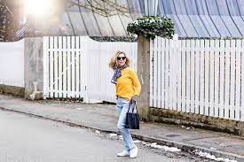Völlig stilsicher sind sie mit blusen. Trendfarben Im Fruhling 2018 Hellblau Und Gelb Www Stillsparkling De