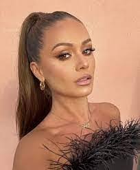 Olive Hawkins's Instagram, Twitter & Facebook