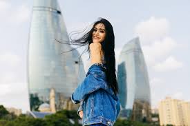 Schaut rein und lasst euch begeistern. Schoner Junger Tourist Der Gegen Die Schone Architektur Von Baku Aserbaidschan Aufwirft Lizenzfreie Fotos Bilder Und Stock Fotografie Image 90771883