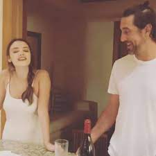 Shailene woodley and her fiancé, aaron rodgers, are looking to settle down after their wedding and they've already found the perfect spot — hawaii, a source exclusively tells life. Aaron Rodgers Sings Taylor Swift With Keleigh Sperry Teller People Com