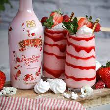 Twisted - Baileys Summertime Strawberries Cream Eton Mess Cocktail Facebook In 2021 Baileys Recipes Baileys Recipes Drinks Strawberries And Cream