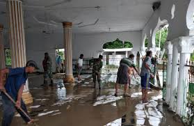 Di era globalisasi ini budaya gotong royong harus terus dijaga dan diamalkan karena tidak semua globalisasi menguntungkan, karena pengaruh globalisasi. Pasca Banjir Tni Dan Masyarakat Gotong Royong Bersihkan Masjid Berita Laduni Id