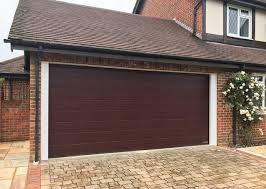 If you're looking for sectional garage doors in the uk, go with hörmann to ensure quality. Hormann Lpu42 M Ribbed Sectional Garage Door Finish In A Rosewood Decograin Minimalistisch Garage Sonstige Von Access Garage Doors Ltd Houzz