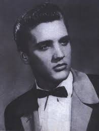 35 anos após sua morte, Elvis ainda é "o Rei do Rock"