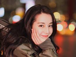 迪麗熱巴·迪力木拉提 （維吾爾文： دىلرەبا دىلمۇرات ‎ ；拉丁維文： dilreba dilmurat ‎；慣用拉丁轉寫： dilraba dilmurat ‎，1992年6月3日 － ），簡稱「熱巴」，出生於新疆 烏魯木齊，維吾爾族，中國女演員。 畢業於上海戲劇學院表演系，成長於文藝世家，從小學習舞蹈、鋼琴及小提琴等才藝. è¿ªéº—ç†±å·´ ç´ é¡ å·®å¾ˆå¤§ é€›è¡—å¯¦æ¸¬ è·¯äºº ç›´æŽ¥é£„éŽ å®Œå…¨ç„¡è¦– Ettodayæ˜Ÿå…‰é›² Ettodayæ–°èžé›²