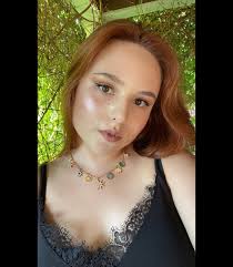 se acicala y se ve💎