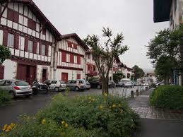 Exposé en photo sur les réseaux comme étant l'un des assassins, un des personnalités politiques françaises ont exprimé leur colère après l'annonce de la mort du conducteur. Voyages Aventures Pays Basque